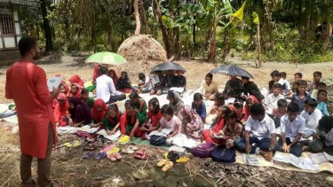<small>দুই গ্রুপের দ্বন্দ্বে স্কুল উধাও</small>চরফ্যাশনে খোলা আকাশের নিচে শিক্ষার্থীদের পাঠদান